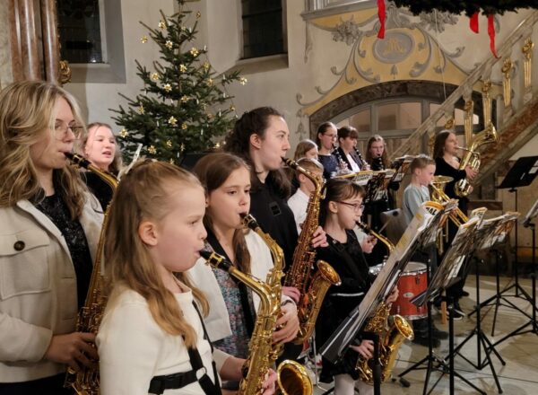 Bläserklasse beim Weihnachtskonzert in der Stadtkirche