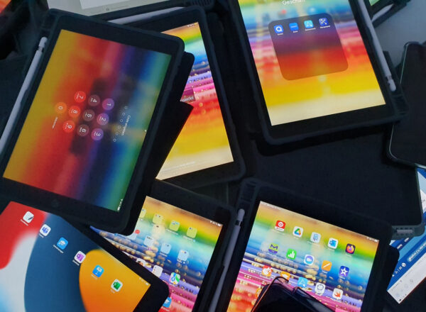 Viel Tablets liegen auf einem Haufen